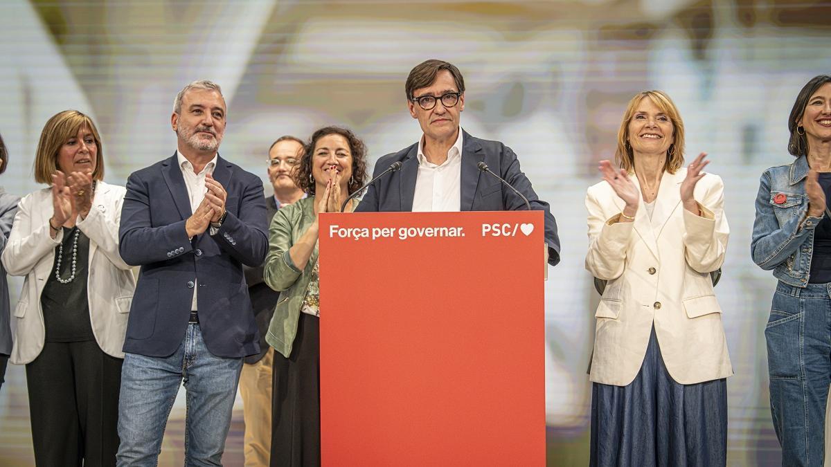 El candidato del PSC, Salvador Illa, durante la celebración del resultado electoral el domingo