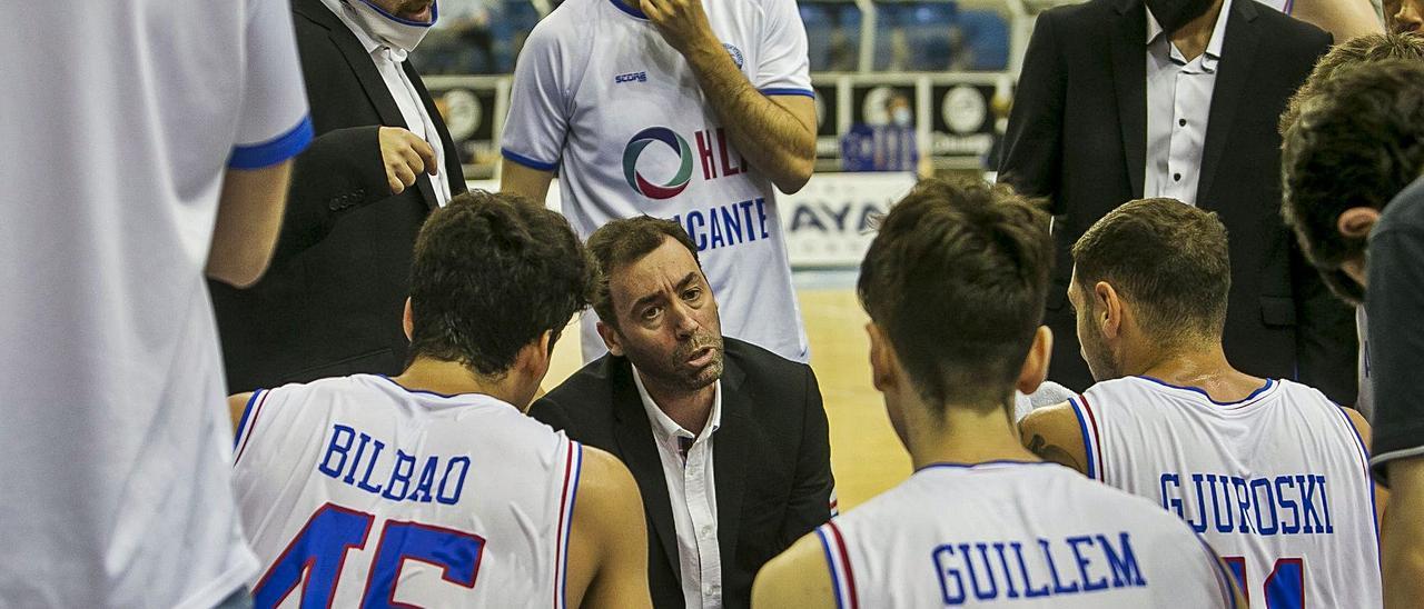 Pedro Rivero en un tiempo muerto del partido del domingo ante el Breogán.