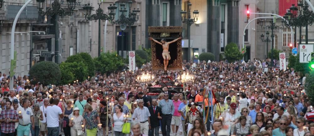 Cientos de miles de seguidores acompañan a la procesión por el centro de Vigo en medio de un asfixiante calor.