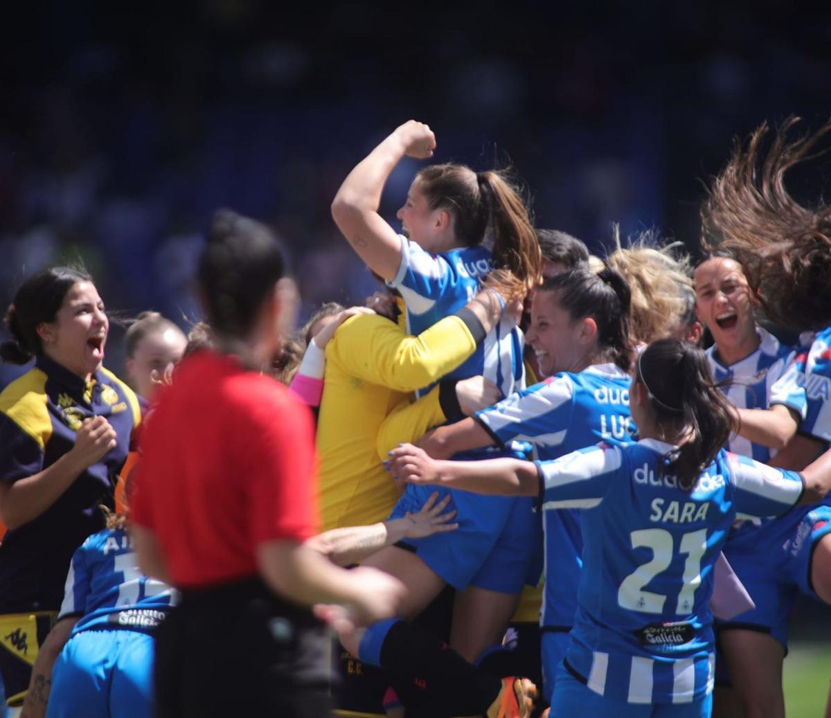 Las jugadoras del Deportivo se abrazan en Riazor celebrando uno de los goles anotados ante el Cacereño. |  // IAGO LÓPEZ