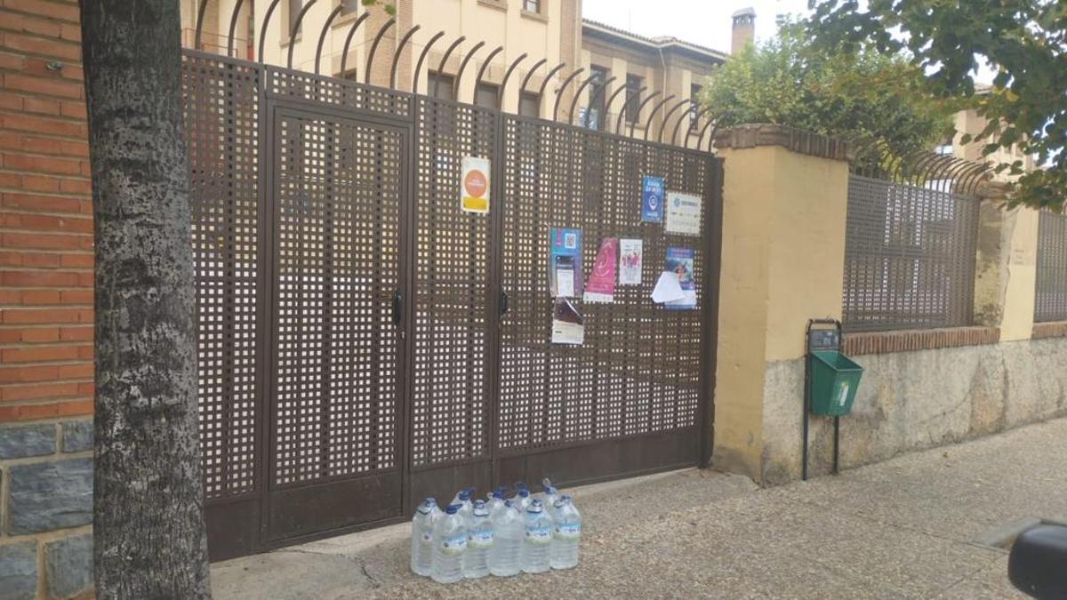 Garrafas de agua, este miércoles, a las puertas de un colegio de Tarazona.