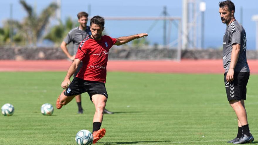 Aitor Sanz, en un ejercicio del entrenamiento matinal que realizó el equipo blanquiazul ayer en las instalaciones del Tenerife Top Training de Adeje.