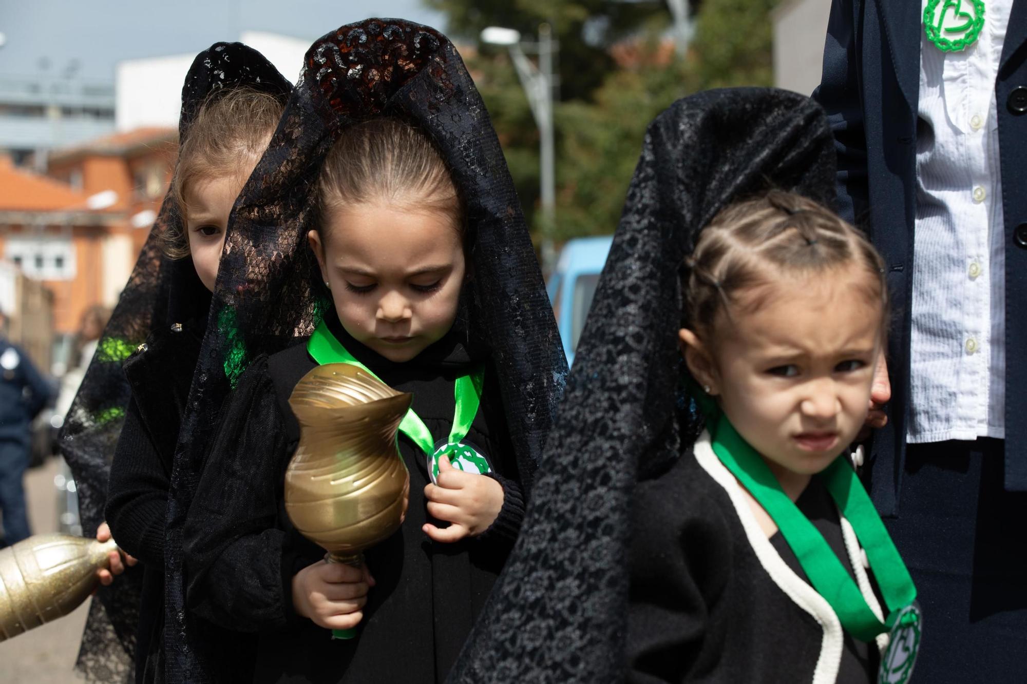 Procesión del colegio Santísima Trinidad-Amor de Dios.