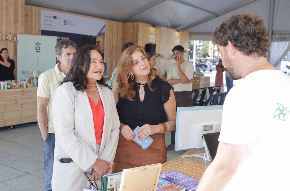La directora general de Trabajo Autónomo y Economía Social de la Xunta, Marta Mariño junto con Ana Ortiz, la delegada territorial de la Xunta de Galicia en Vigo en su visita en el espacio comercial ES-Factory Pop Up