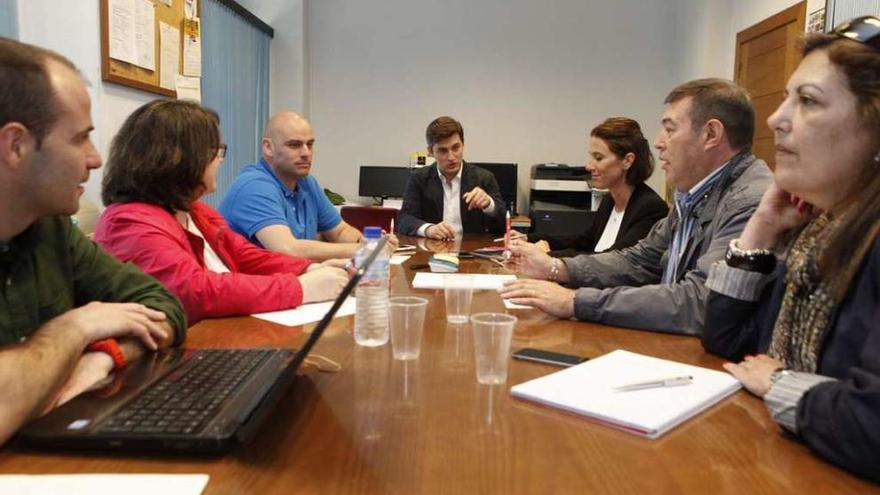 Los siete concejales del PSOE, ayer, reunidos en la sede de su grupo municipal.