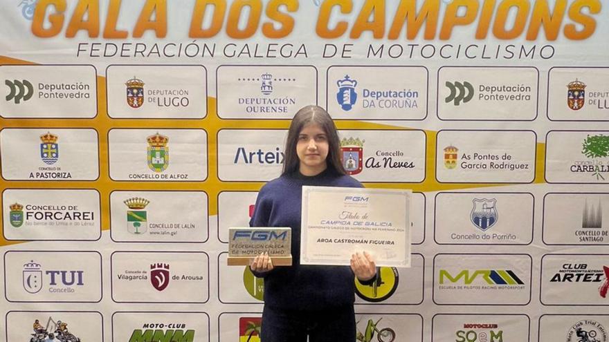 La joven recibiendo su trofeo de campeona gallega. | FdV