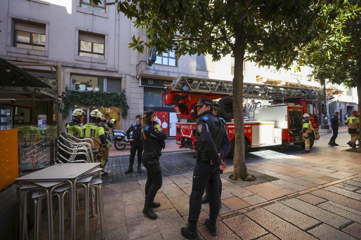 Los bomberos intervienen en la calle San Francisco.