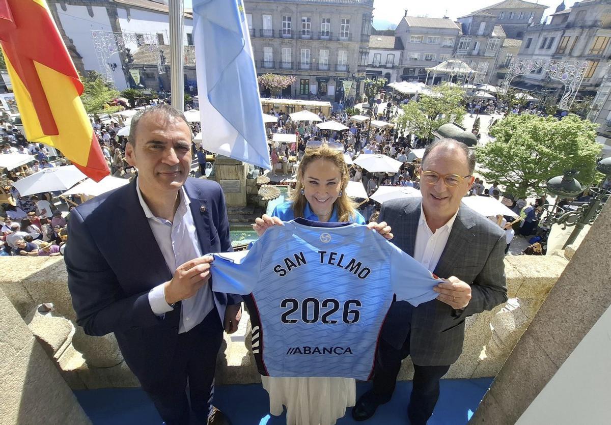 El alcalde de Tui, Enrique Cabaleiro, junto a Marián Mouriño y el regidor de Valença, en el balcón desde donde pronunció ayer el pregón la presidente del Celta, que obsequió al Concello con una camiseta especial.