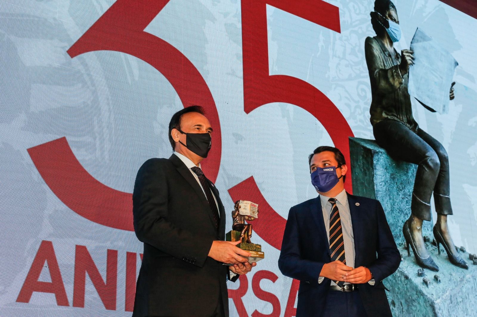 José Carlos Gómez Villamandos recoge su distinción como Cordobés del Año 2019 de manos del alcalde José María Bellido, ambos con mascarillas pues la gala se celebró en octubre de 2020, el año de la pandemia de covid.