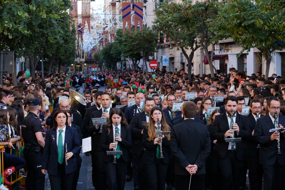 Millones de papelitos sobrevolaron a los miles de eldenses que se apiñaron cerca del castillo de Embajadas para escuchar y cantar el pasodoble Idella, que marca el comienzo de las fiestas