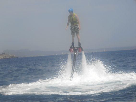 Der MZ-Redakteur steigt mit dem Flyboard in die Lu