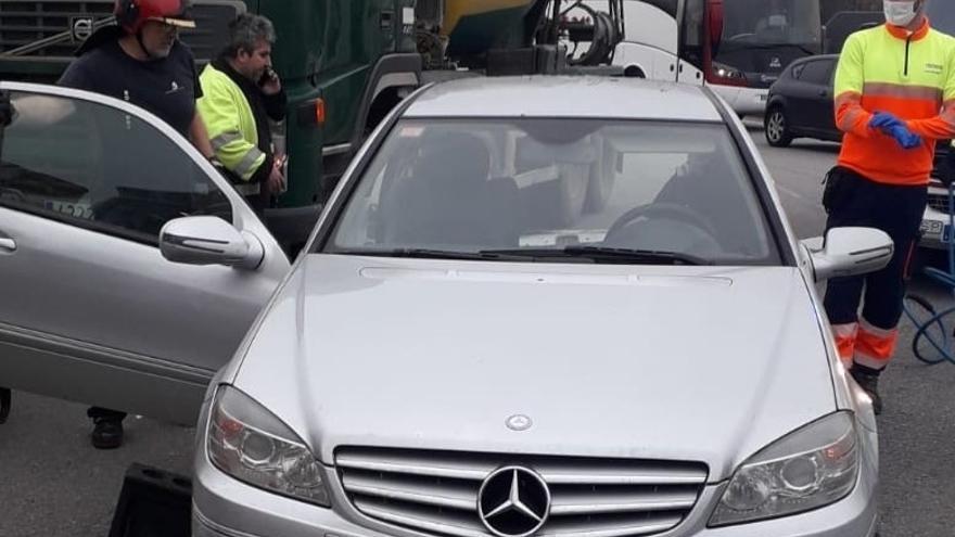 Herido un hombre de 50 años en Lugones tras colisionar un coche y una hormigonera