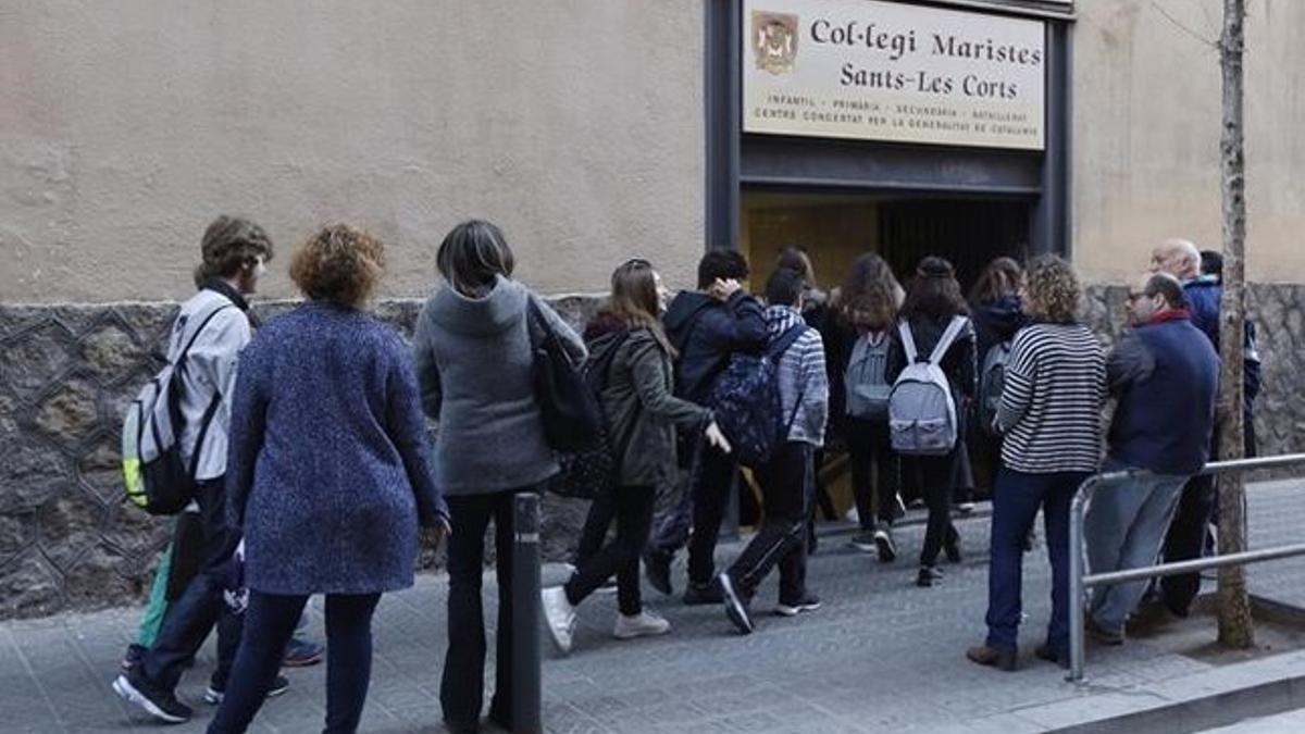 Ecolares a la entrada de los Maristas, en Les Corts, donde se han denunciado varios casos de pederastia.