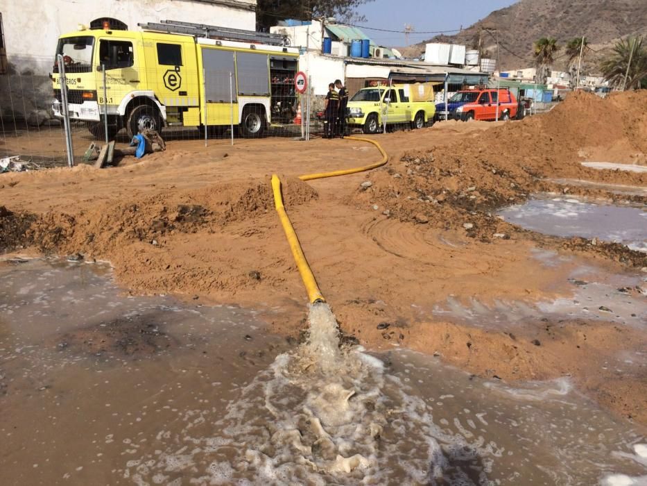 Inundación en las casas colindantes a la playa de Tauro