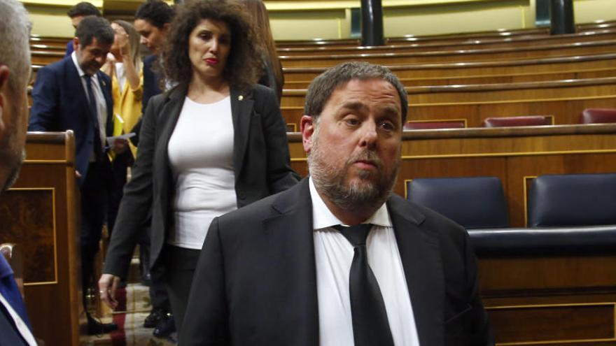 Junqueras, abandonant el Congrés després de la sessió de constitució del 21 de maig