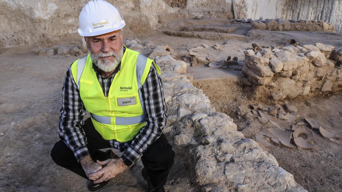 José Manuel Pérez Burgos, arqueólogo municipal de Alicante, explica la importancia del hallazgo arqueológico en Benalúa