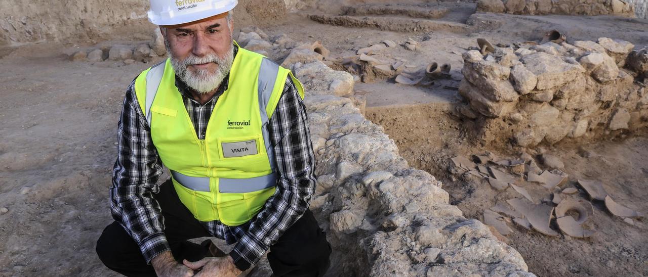 José Manuel Pérez Burgos, arqueólogo municipal de Alicante, explica la importancia del hallazgo arqueológico en Benalúa