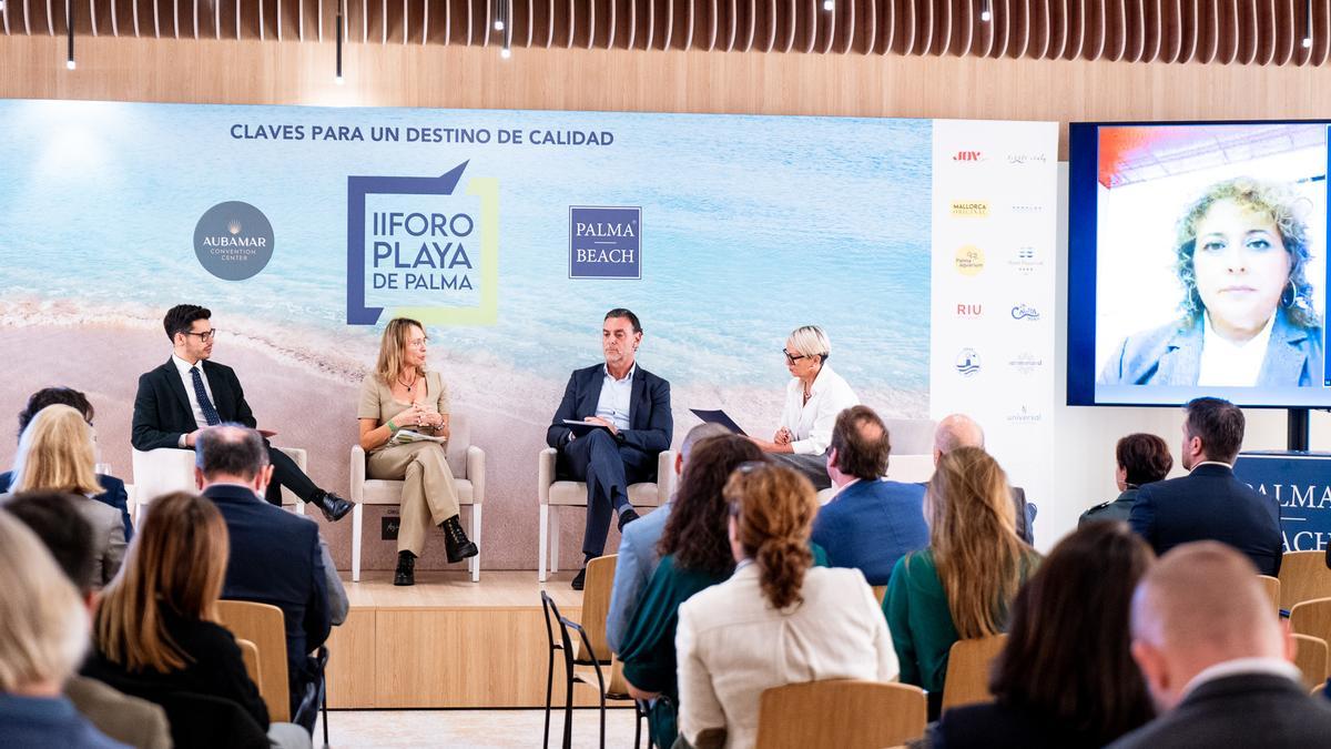 Miquel Planas, abogado de Monlex; Carolina Domingo (Pimeco); el hotelero Pedro Marín; Laura Marqués, moderadora, y en la pantalla, María José Aguiló.