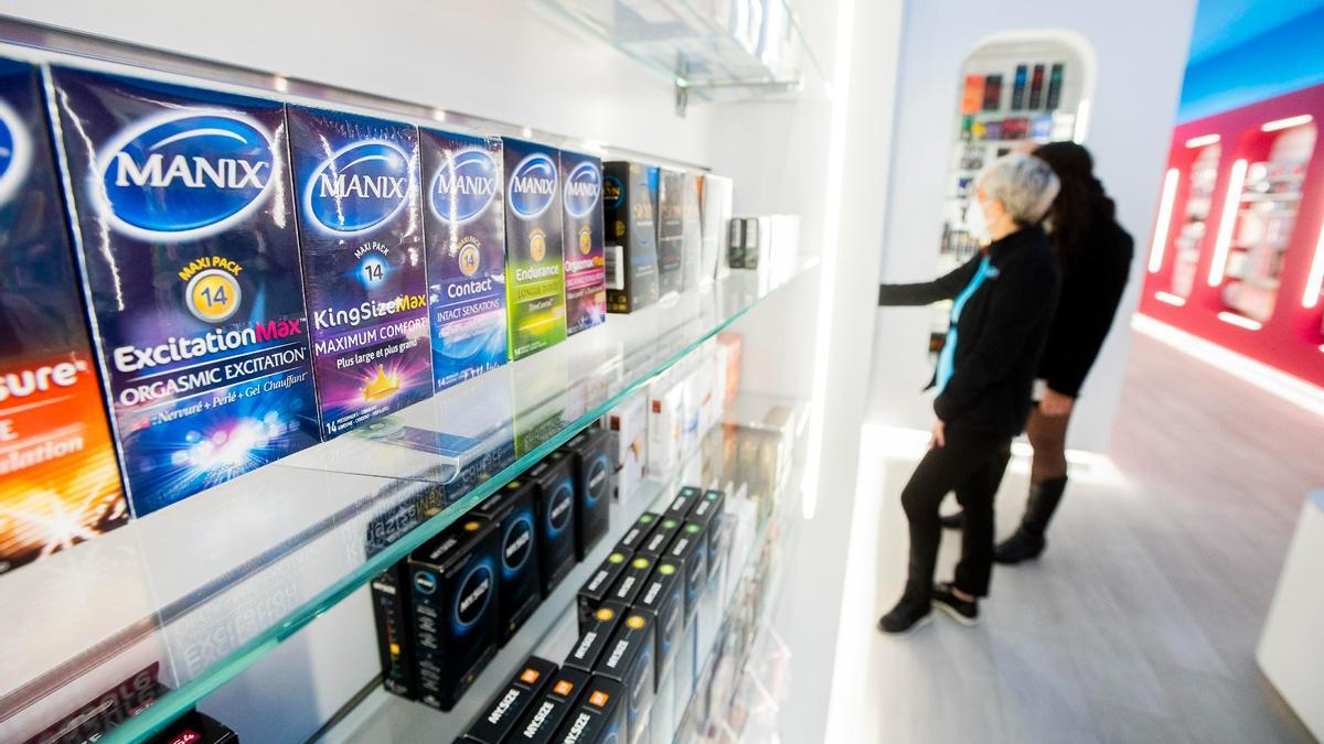 Preservativos a la venta en un 'sex shop'. El condón es único método anticonceptivo que previene las ITS.