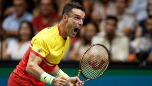 El jugador de la selección española, Roberto Bautista, celebra un punto durante su partido ante el jugador de Francia, Arthur Fils