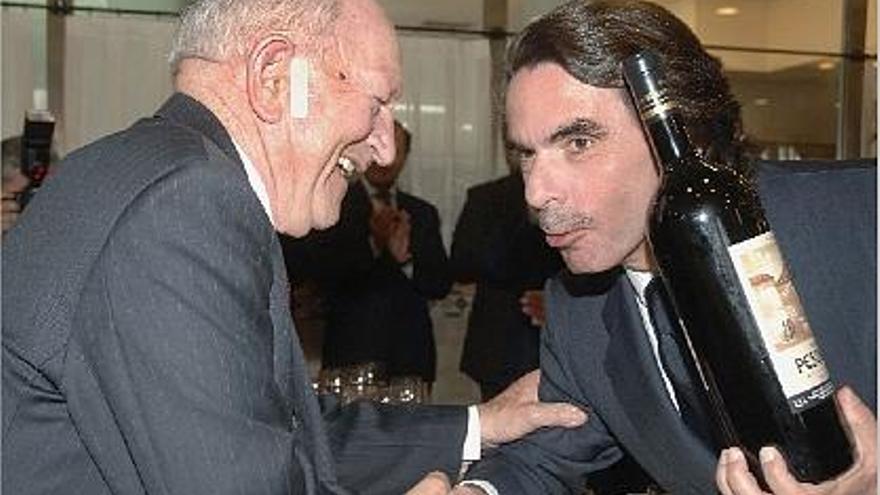 Aznar recibe la medalla de oro de la Academia del Vino, en un acto en mayo de 2007.