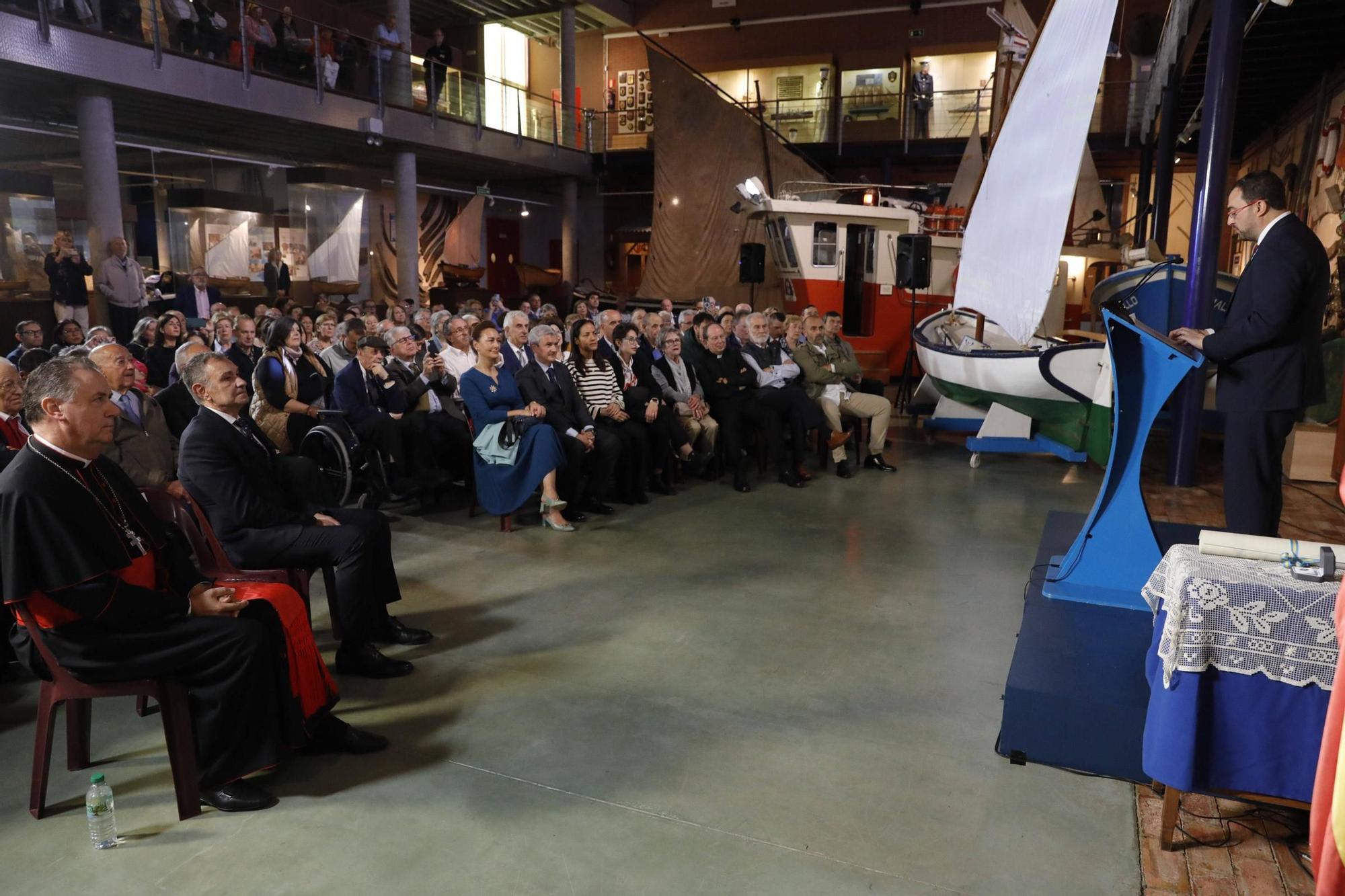 El cardenal Ángel  Fernández Artime recibe el título de Hijo Predilecto de Asturias en Luanco (Gozón)