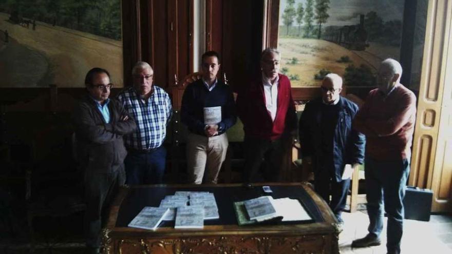 Miembros de Ledo del Pozo, la Cofradía del Carmen y el Ayuntamiento en la presentación del nuevo libro.