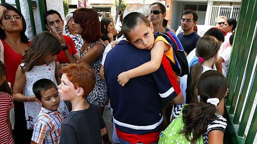 Alumnos accediendo, junto con sus padres, a un colegio de Benalúa durante el pasado curso escolar.