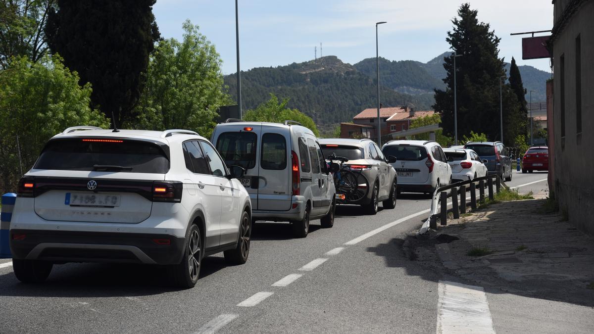 Vehicles circulant per la C-55 a Castellgalí, al Bages