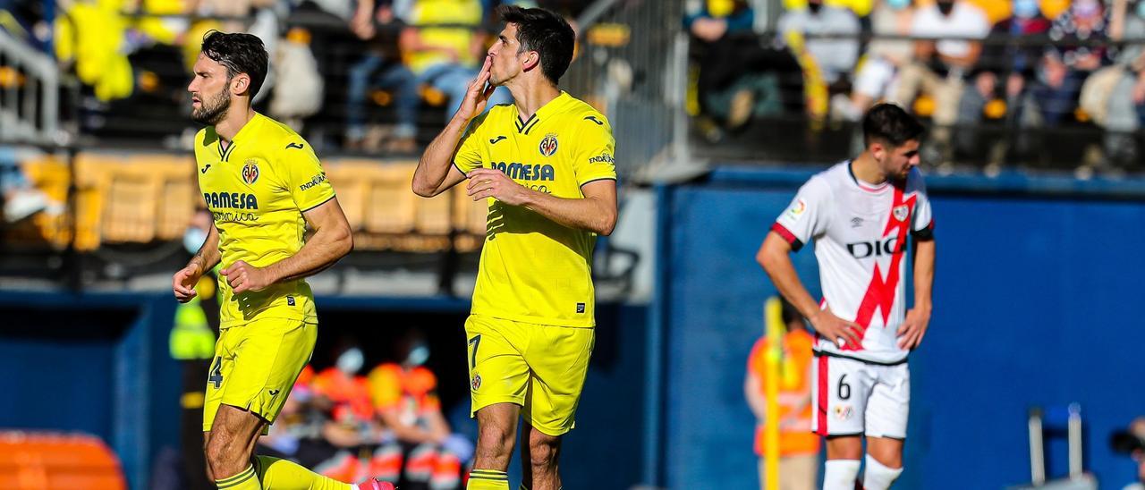 Gerard Moreno manda un beso a la grada tras celebrar el segundo tanto del Villarreal ante el Rayo Vallecano.