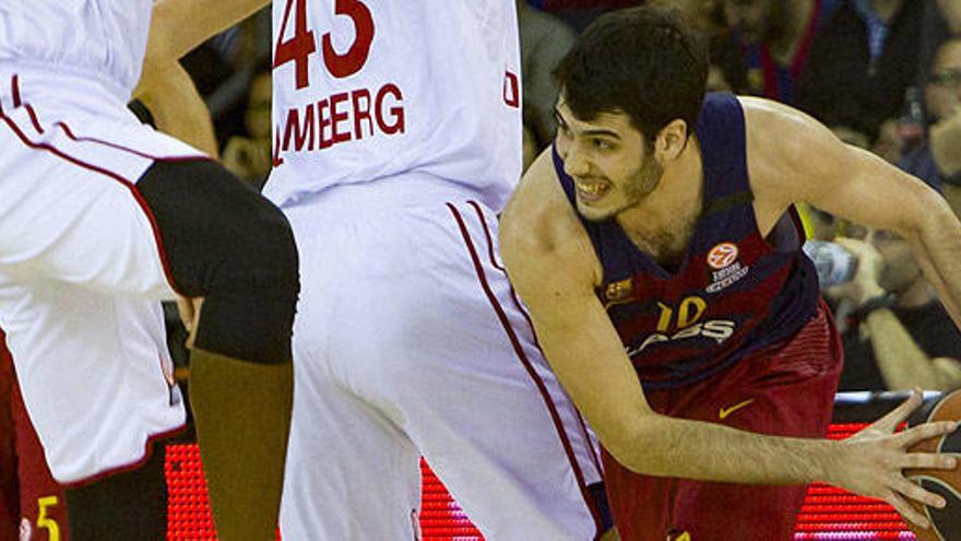 Abrines disputa un balón en una acción del partido.