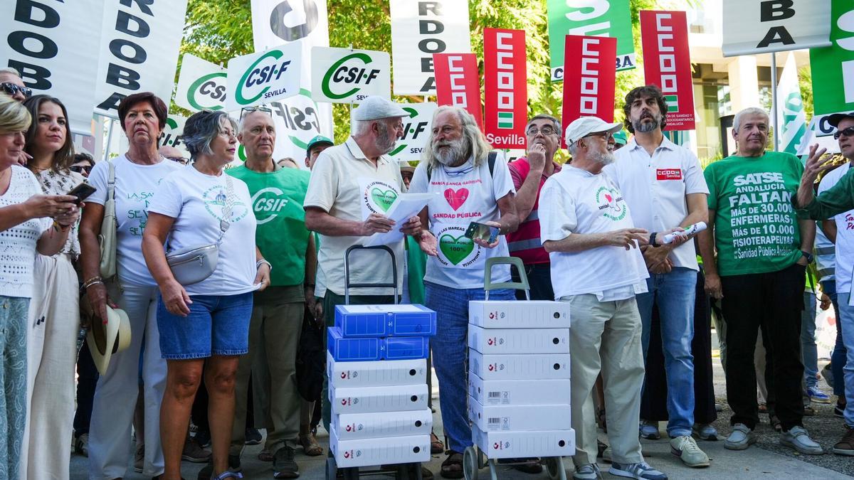 La Coordinadora Andaluza de Mareas Blancas entregan firmas para impulsar una Iniciativa Legislativa Popular (ILP) en defensa de la sanidad pública. (Foto de archivo). POLITICA Francisco J. Olmo - Europa Press