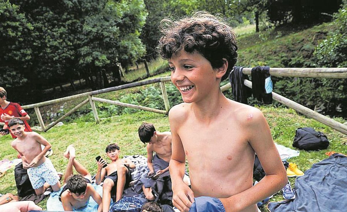 Pelayo López, junto a sus amigos, celebrando su cumpleaños en el recinto.