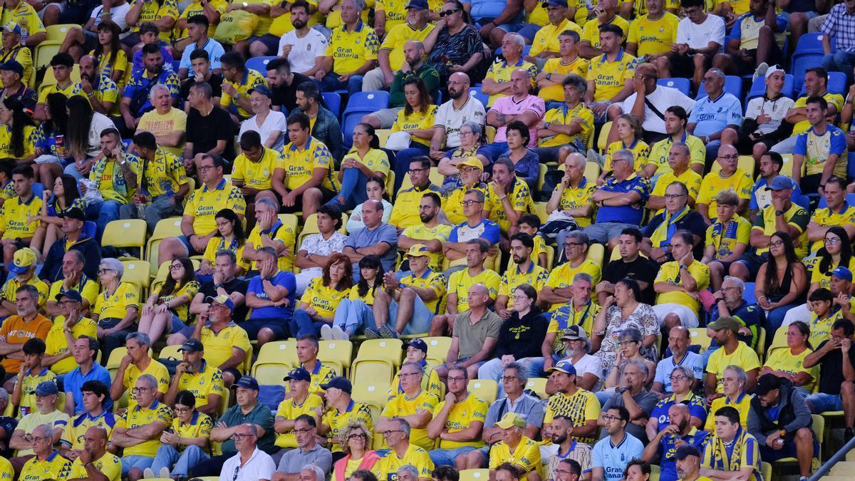 Los aficionados de la UD Las Palmas disfrutan del debut ante el Albacete, el domingo en el Estadio de Gran Canaria.