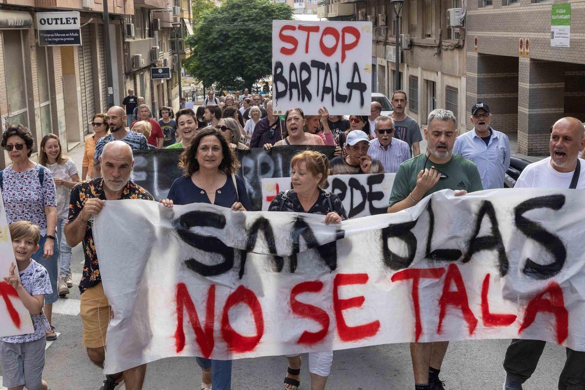 Los vecinos de San Blas claman de nuevo por la tala de árboles en el barrio