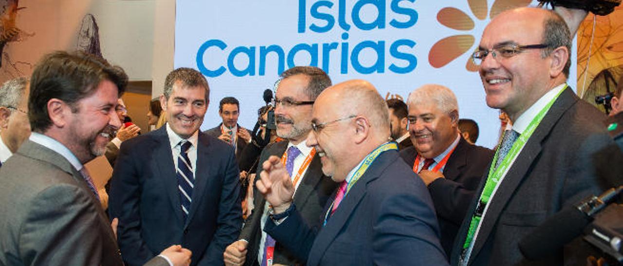 Por la izquierda Carlos Alonso, junto a Fernando Clavijo, Marcial Morales, Antonio Morales, Juan Pedro Hernández y Anselmo Pestana, ayer, en Fitur.