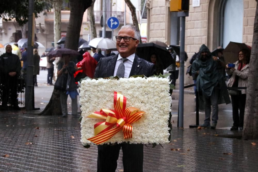 Les ofrenes florals al monument a Rafael Casanova