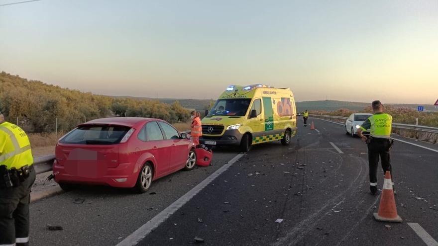 Agentes de la Guardia Civil y de emergencias sanitarias 061 durante su actuación en el lugar del accidente.