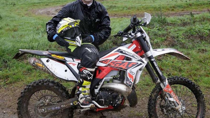 El piloto estradense, con su nueva montura, ayer, en el circuito de Martixe. // Bernabé/Javier Lalín