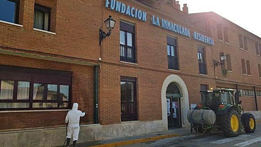 El Ayuntamiento de Villalpando desinfecta los alrededores de la residencia.