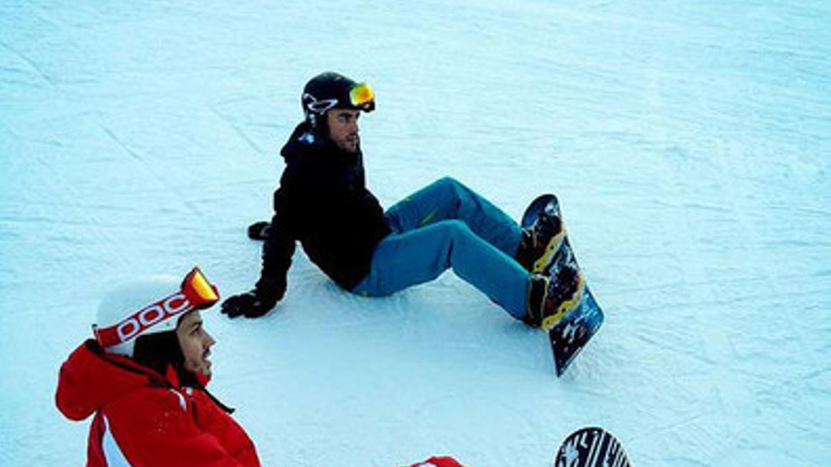 Alonso (de oscuro) y su amigo Alberto, practicando snowboard en los Alpes