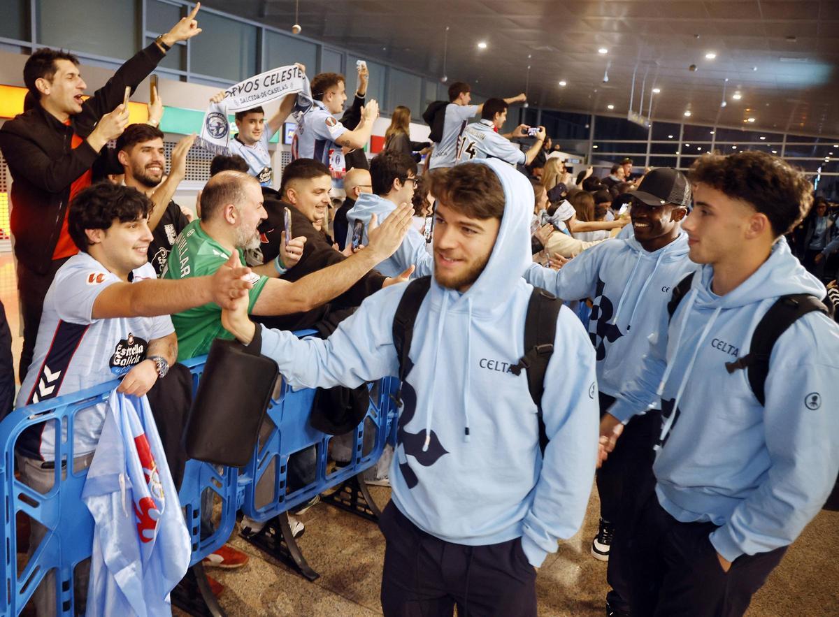La llegada del Celta a Peinador tras la victoria ante el Olympique de Lyon
