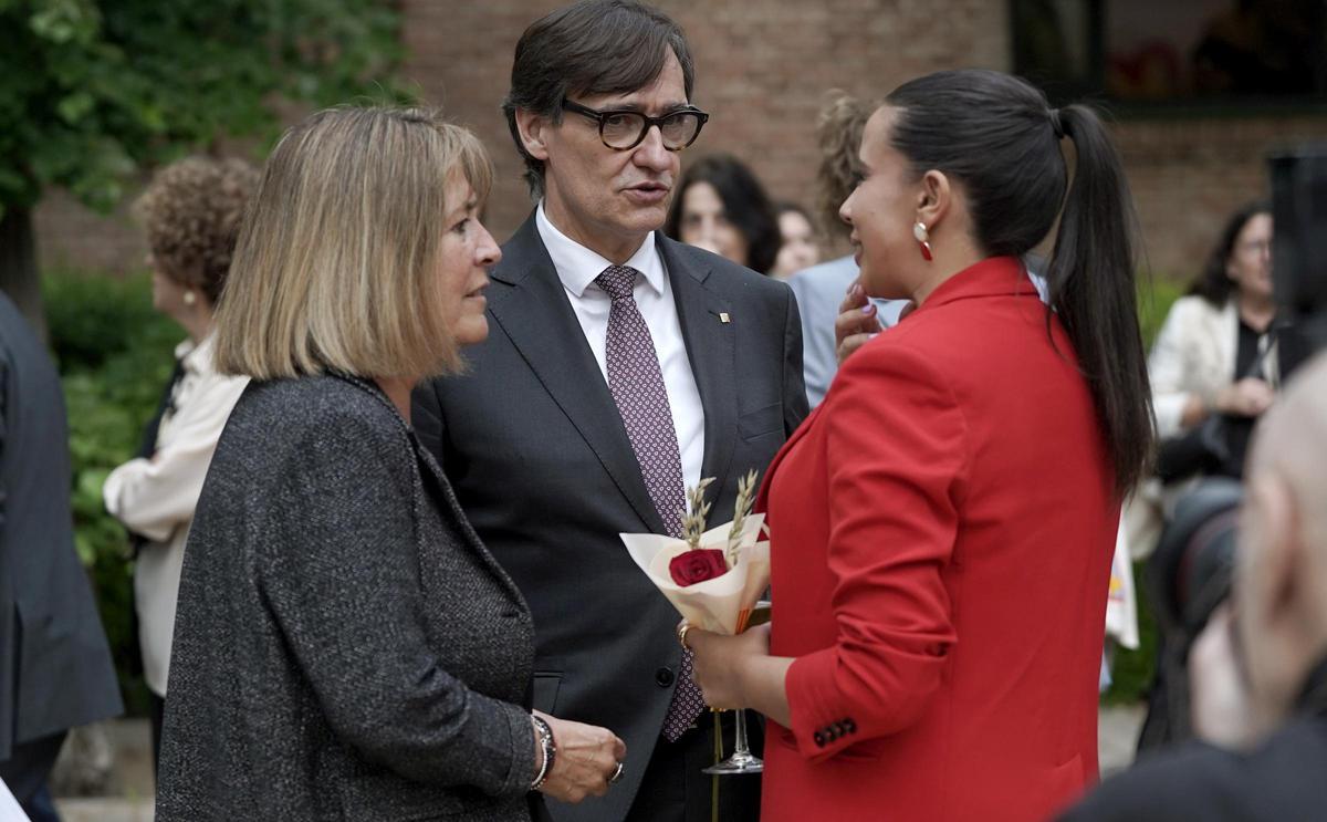Salvador Illa, president de la Generalitat de Catalunya, Nuria Marín, Delegada de la Generalitat en Madrid y Sara Santaolalla, en el acto de celebración de Sant Jordi en Madrid.