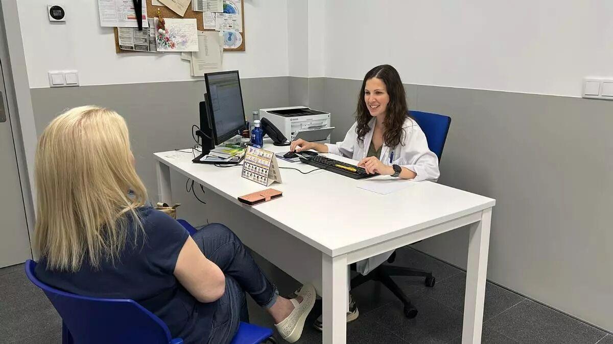 Una médica de Primaria pasa consulta en el centro de salud de Malilla