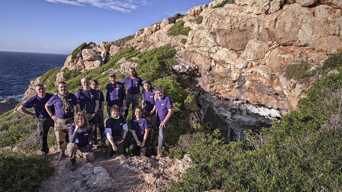 El equipo de arqueólogos en el exterior de la cueva de Cap Ventós, donde hallaron cientos de inscripciones de soldados de Napoleón cautivos.