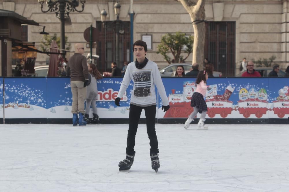 Pista de hielo y tiovivo en la Plaza del Ayuntamiento