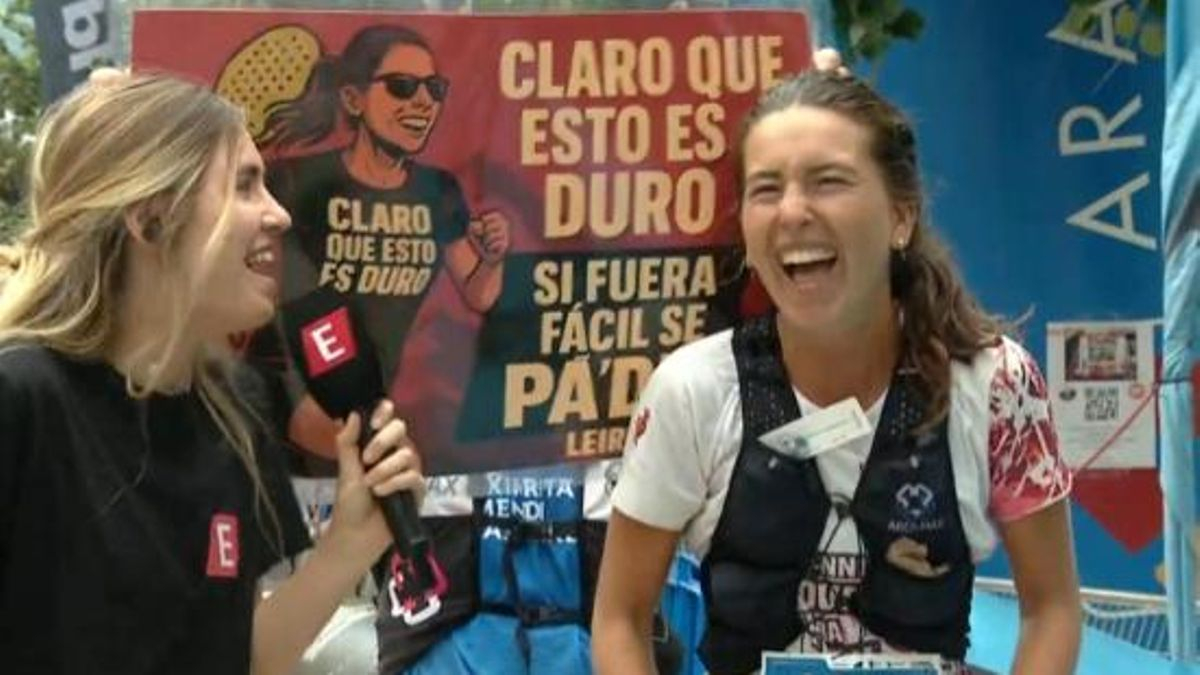 Leire, en la meta con su cartel y una pala de pádel
