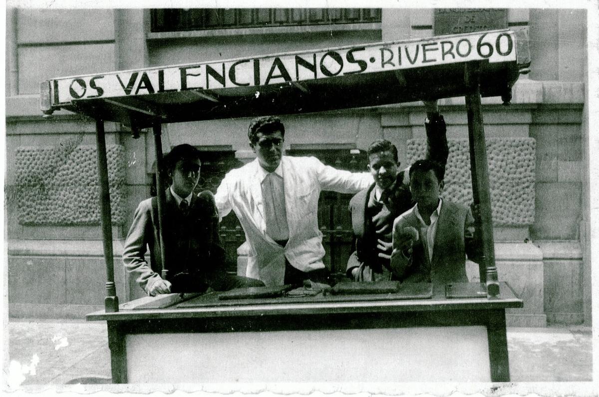 Antonio Guillem detrás del carrito de Helados Los Valencianos.