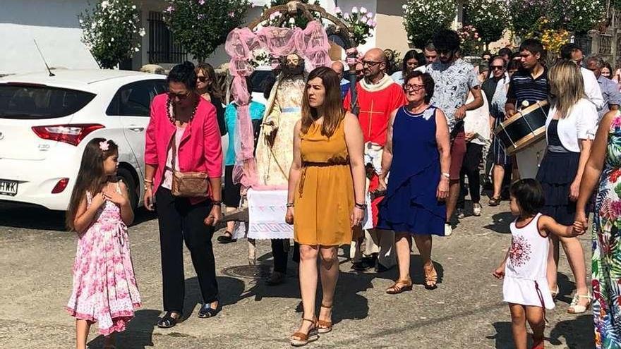 La procesión recorre las calles de Villarino Cebal.