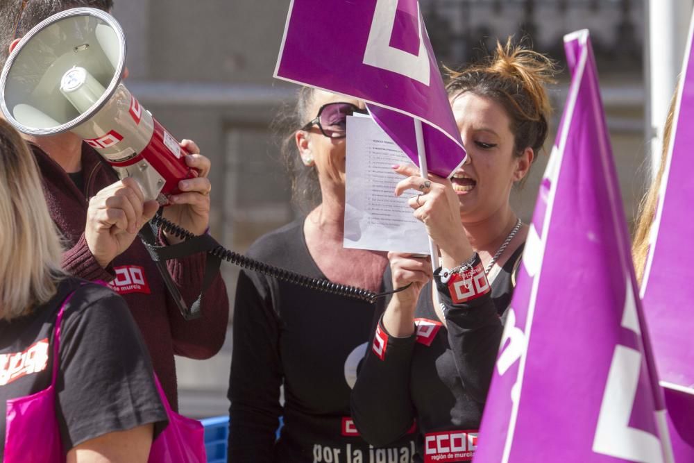 Concentración y lectura de manifiesto por el Día de la Mujer en Cartagena